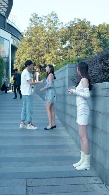 情侣吵架大爷吃瓜图片,大爷笑谈“吃瓜”现场